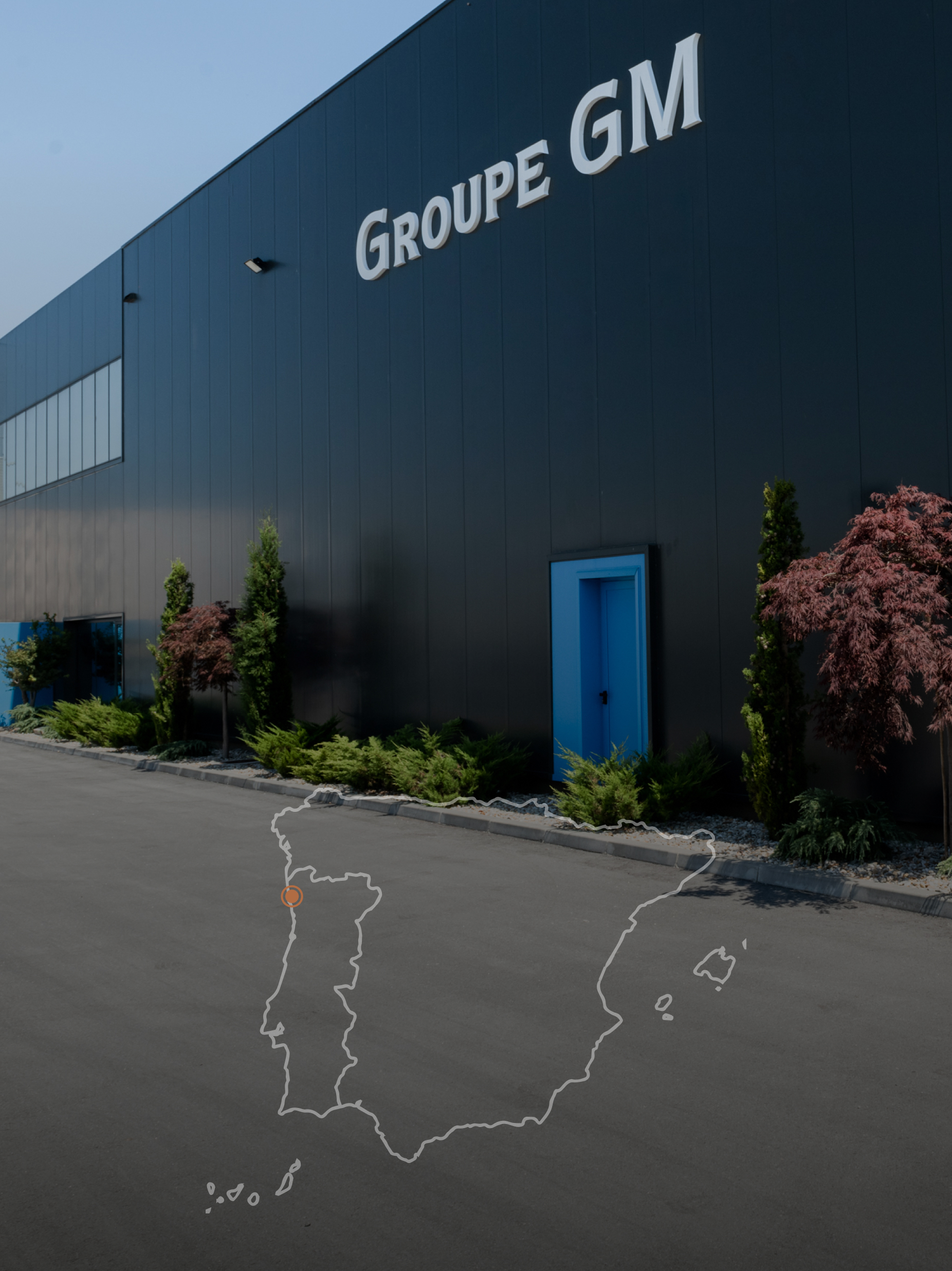 Ein modernes Gebäude mit dem Schild „Groupe GM“ über einer blauen Tür, umgeben von gepflegten Grünflächen und Bäumen, mit einer vereinfachten Umrisskarte einer nicht näher bezeichneten Region am unteren Rand.