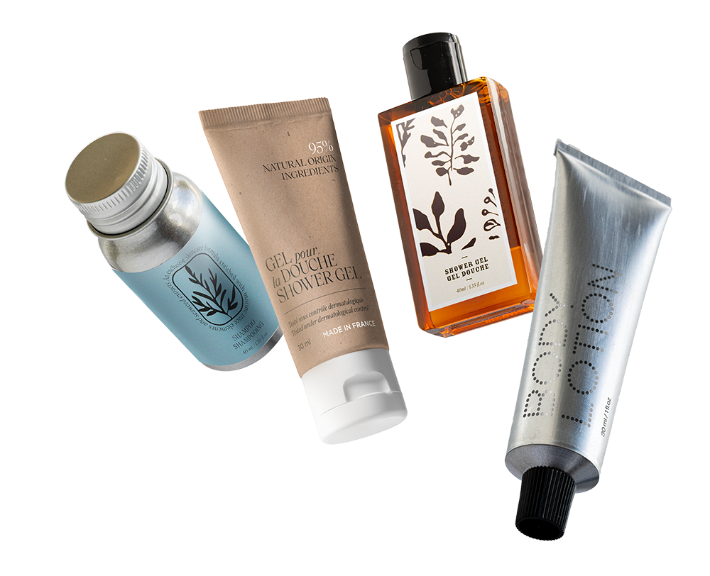 Quatro produtos para a pele, incluindo um tubo azul, um tubo castanho com a etiqueta «gel de banho», um frasco laranja e um tubo prateado com a etiqueta «loção corporal», dispostos ligeiramente inclinados.