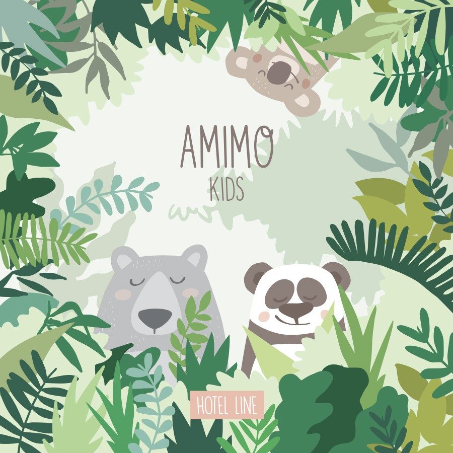 Un'illustrazione fantasiosa che raffigura un orso e un panda immersi in una rigogliosa vegetazione, con la scritta "AMIMO KIDS" ben visibile in alto e "HOTEL LINE" in basso.