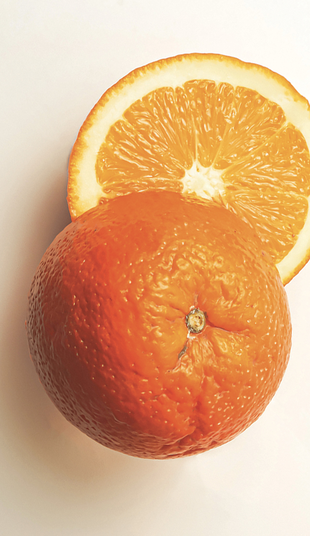 Eine ganze Orange und eine halbierte Scheibe, die die leuchtende orange Farbe und die strukturierte Schale zeigen. Die Scheibe offenbart saftige Segmente und eine leuchtende Innenfarbe.