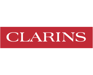 Logo von Clarins mit dem Markennamen in fetten weißen Buchstaben vor rotem Hintergrund.