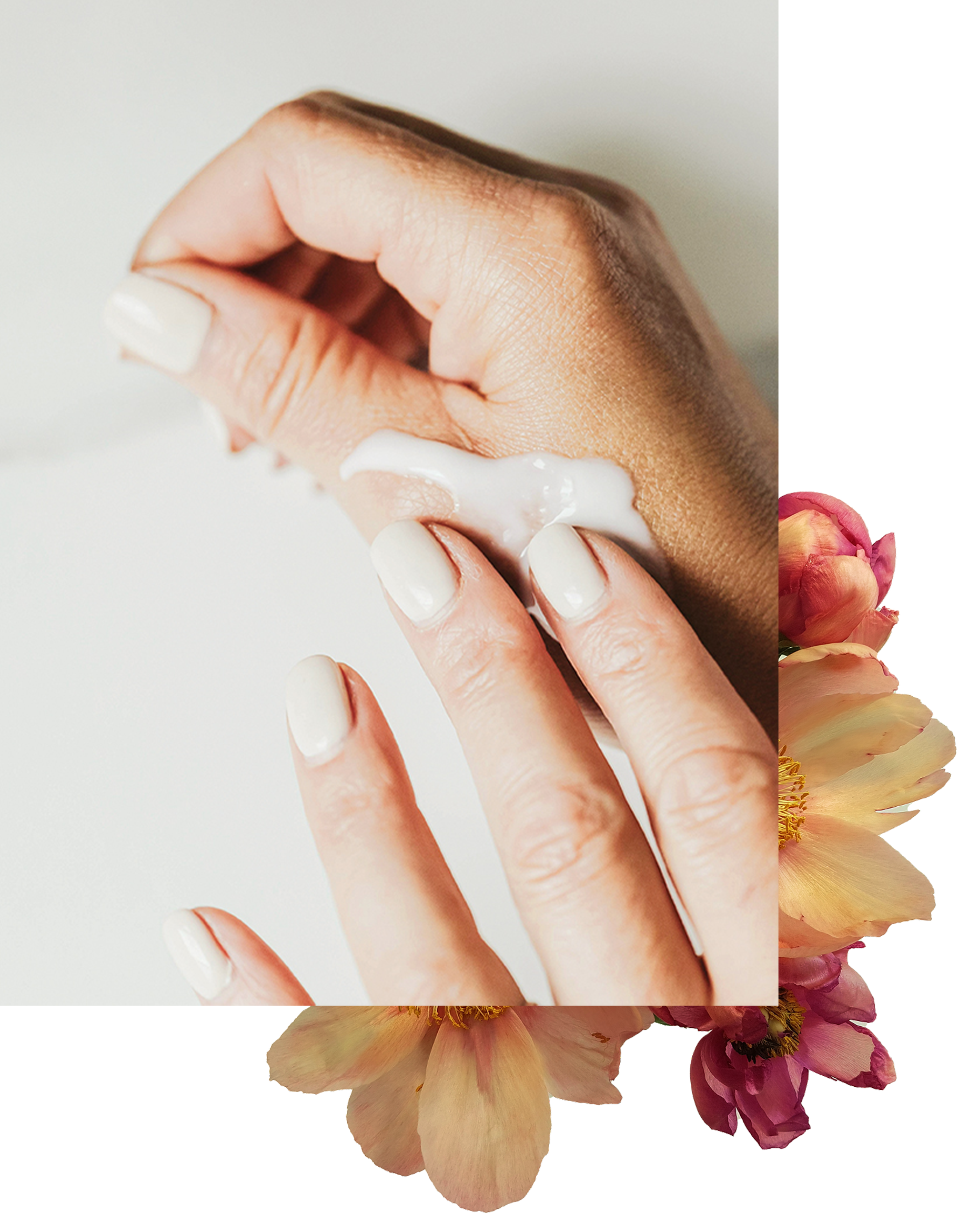 Uma mão com unhas curtas e claras aplica um hidratante cremoso, com flores visíveis ao longo de uma das bordas da imagem.