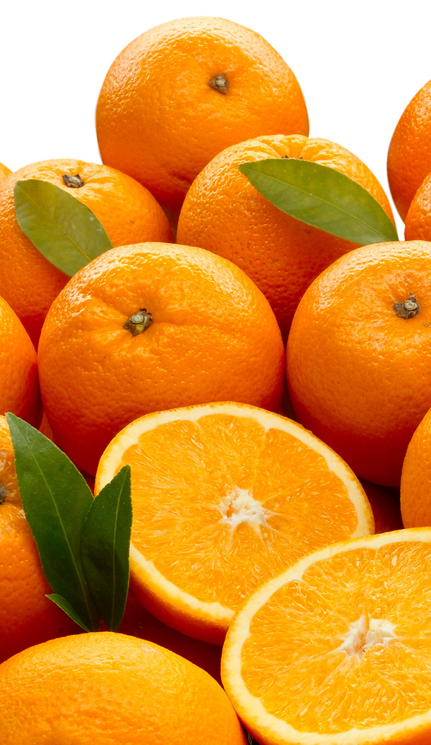 Uma pilha de laranjas frescas e vibrantes, com várias frutas inteiras e uma cortada ao meio, revelando o seu interior suculento e rodeada por folhas verdes.