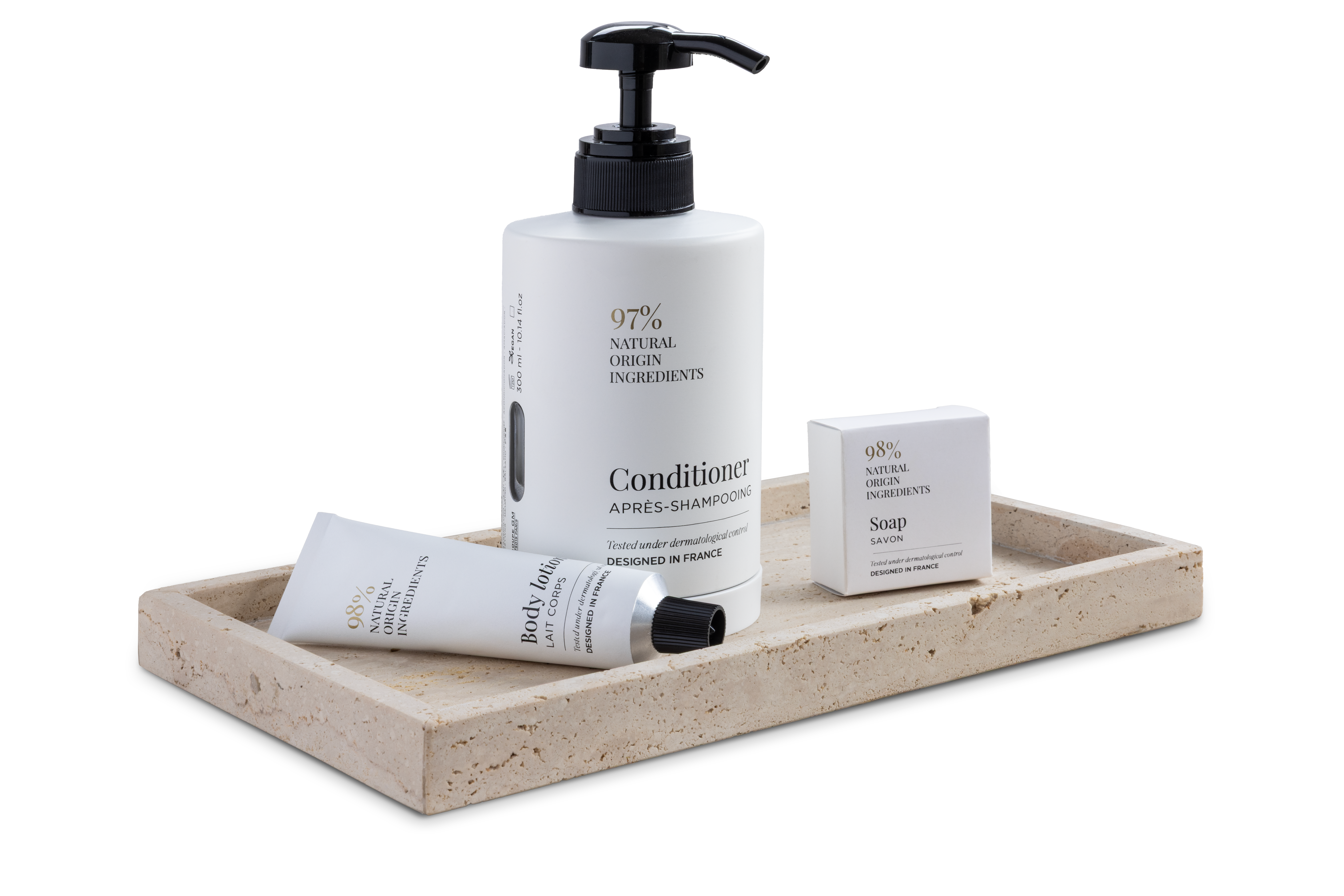 Uma exposição minimalista com um frasco de condicionador, um tubo de creme e um sabonete, todos colocados numa bandeja de pedra natural. Cada produto destaca os seus ingredientes naturais numa embalagem elegante.
