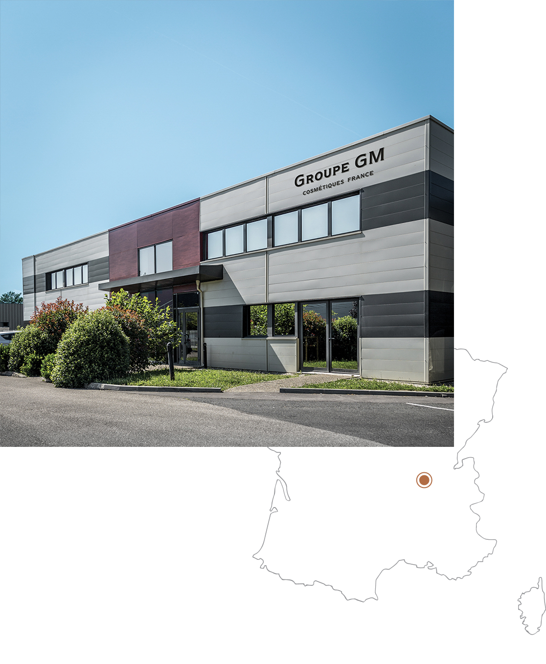 Um edifício moderno com a placa «Groupe GM», rodeado por vegetação e céu azul claro, com um mapa inserido mostrando a sua localização em França.