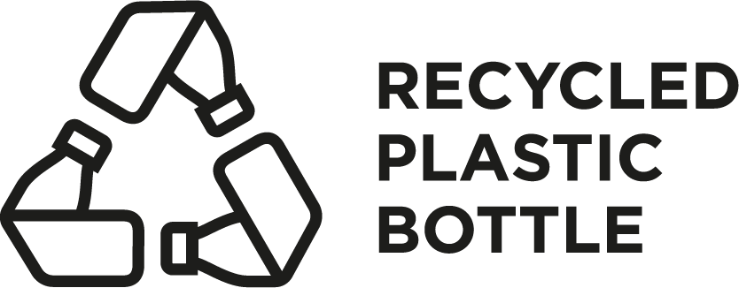 Ein einfacher schwarzer Umriss eines Recycling-Symbols mit stilisierten Plastikflaschen. Der Text daneben lautet „RECYCLED PLASTIC BOTTLE” (Recycelte Plastikflasche).