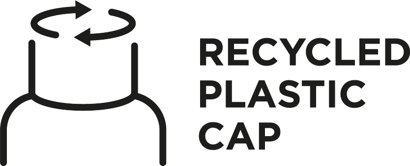 Schwarzes Symbol einer Kappe mit Pfeilen, die auf Recycling hinweisen, begleitet vom Text „RECYCLED PLASTIC CAP” (Kappe aus recyceltem Kunststoff).