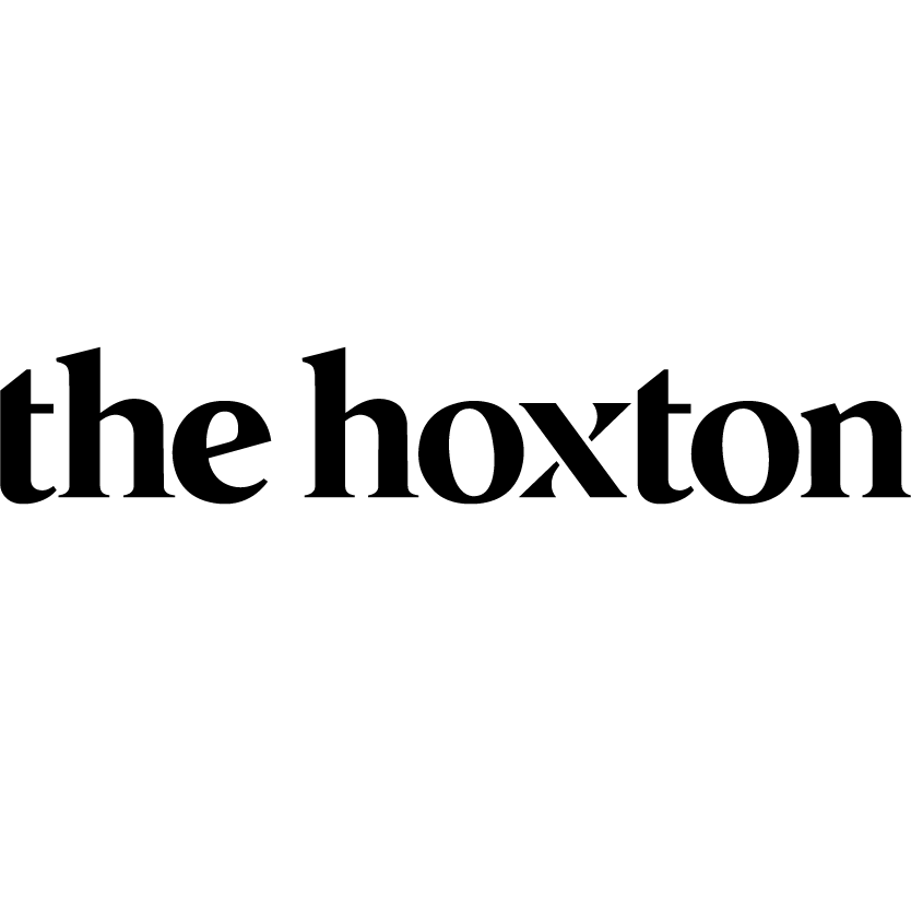 Logótipo de «the hoxton» em fonte sem serifa e negrito, com um design moderno em texto preto sobre fundo branco.