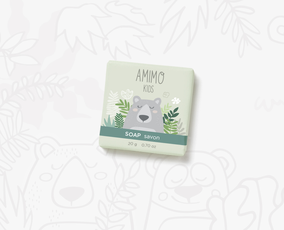 Una confezione di sapone ecologico con una graziosa illustrazione di un orsetto e uno sfondo fogliato, con la scritta "AMIMO SOAP" in grassetto.