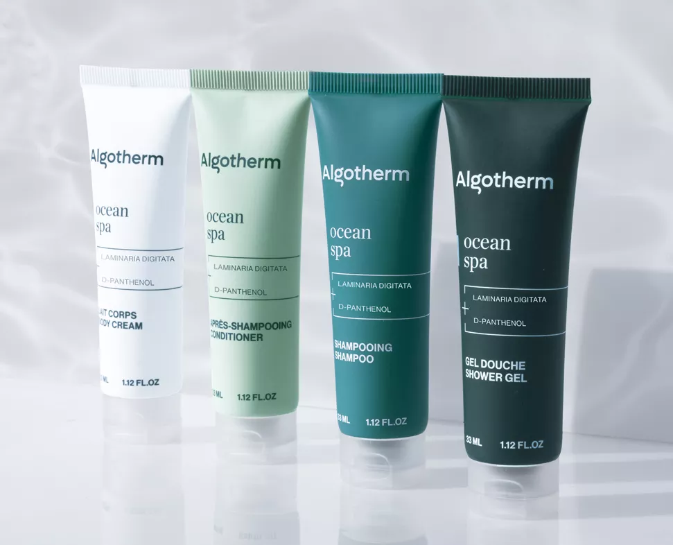 四支Algotherm 水療產品,包含身體乳霜、潤髮乳、洗髮乳及沐浴乳,整齊地排列在淺色背景上。
