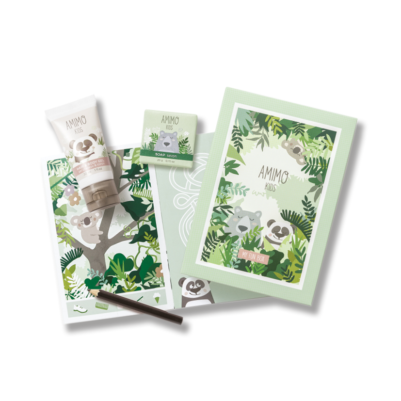 Uma coleção de produtos para cuidados com a pele infantil com ilustrações divertidas de preguiças em embalagens com tema verde, incluindo um tubo de creme, um sabonete e um caderno.