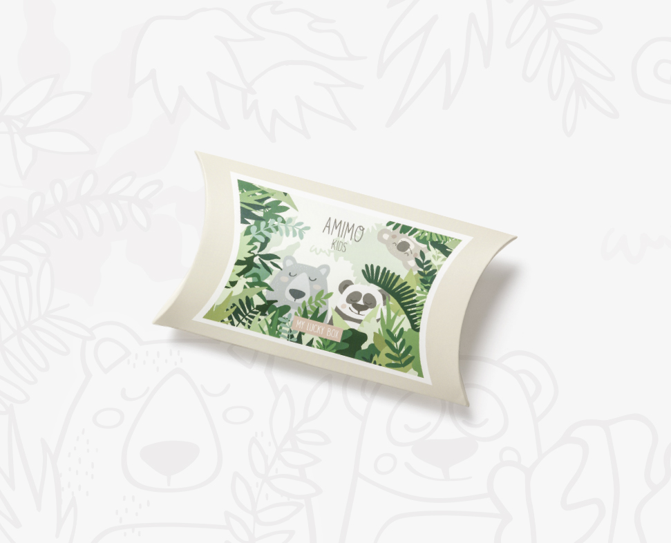 Una scatola decorativa per cuscini con illustrazioni di koala circondati da fogliame verde e la scritta "Ammo Kids".