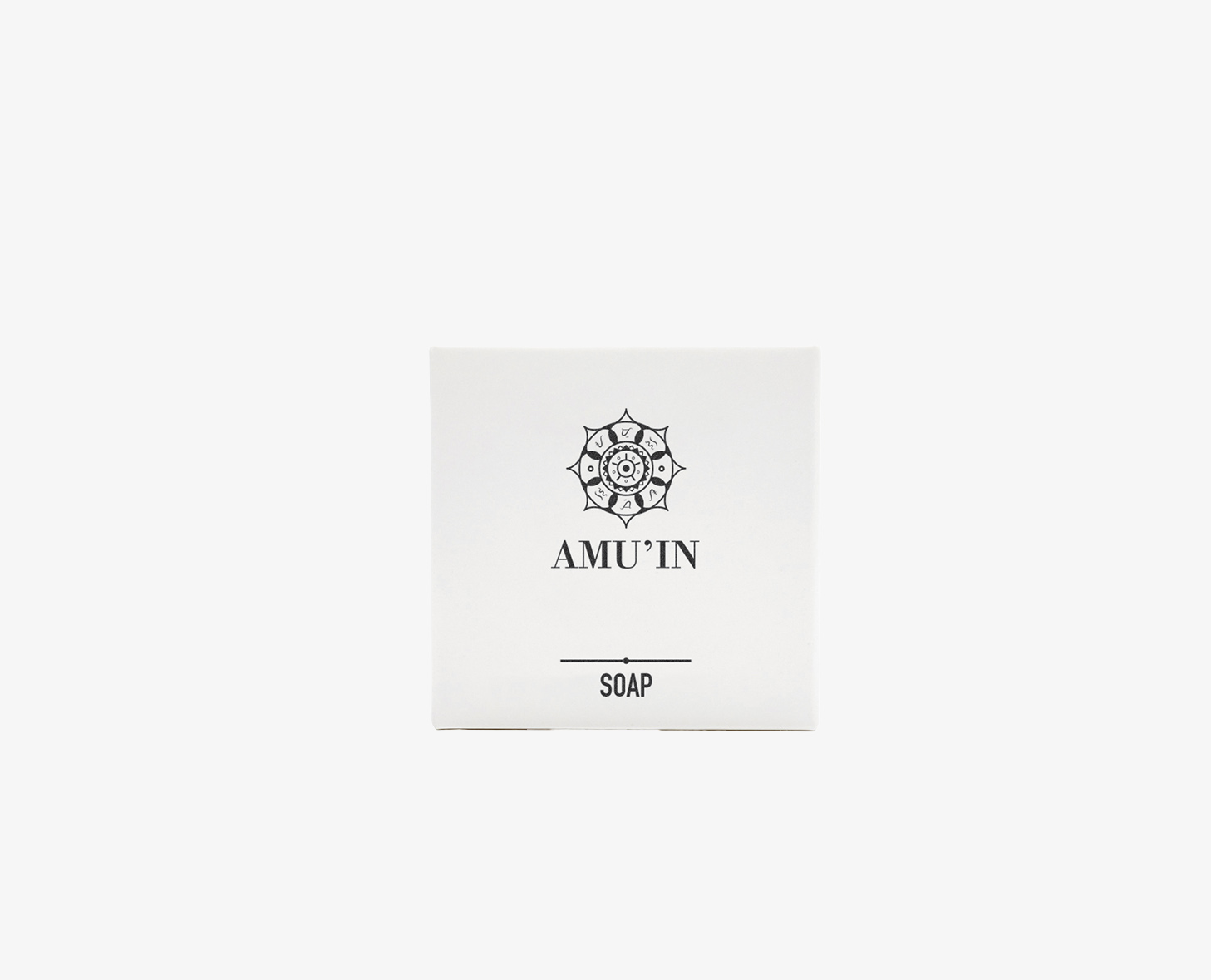 Una confezione bianca con la scritta "AMU'IN SOAP" e un logo decorativo.