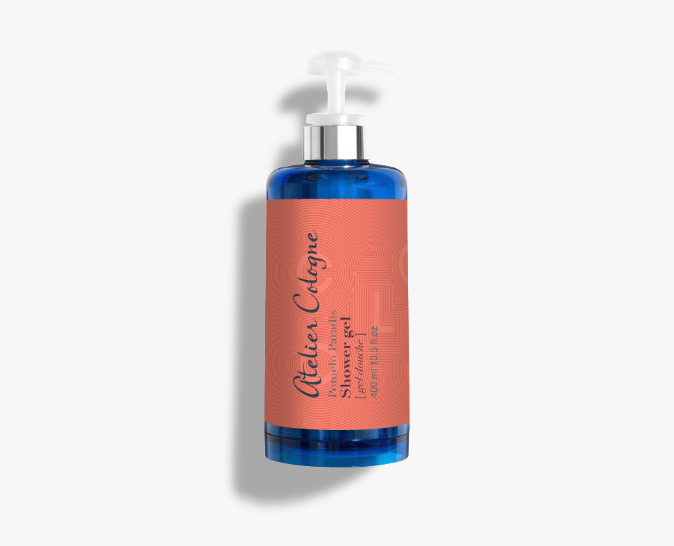 Eine blaue Shampooflasche mit einem korallenfarbenen Etikett, auf dem der TextAtelier Cologne” und weitere Produktdetails zu sehen sind. Die Flasche hat oben einen Pumpspender.