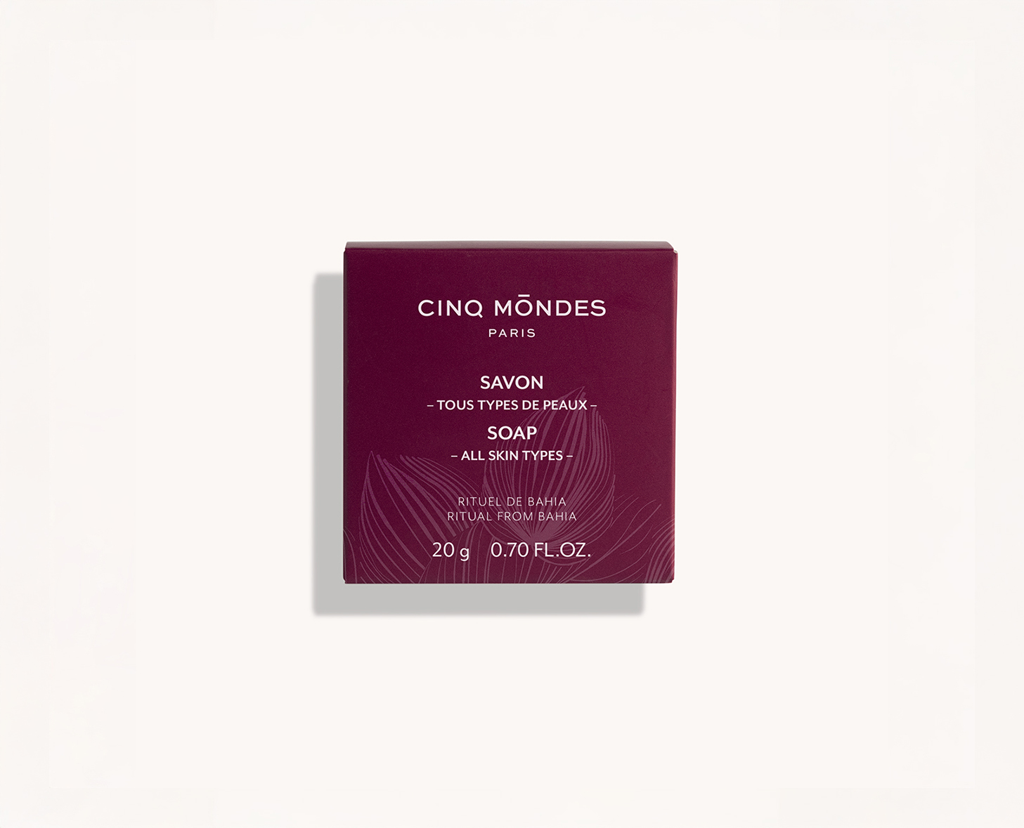 Uma caixa vermelha de Cinq Mondes indicado para todos os tipos de pele, pesando 20 gramas (0,70 onças). A embalagem apresenta um texto elegante e um design sutil com folhas.