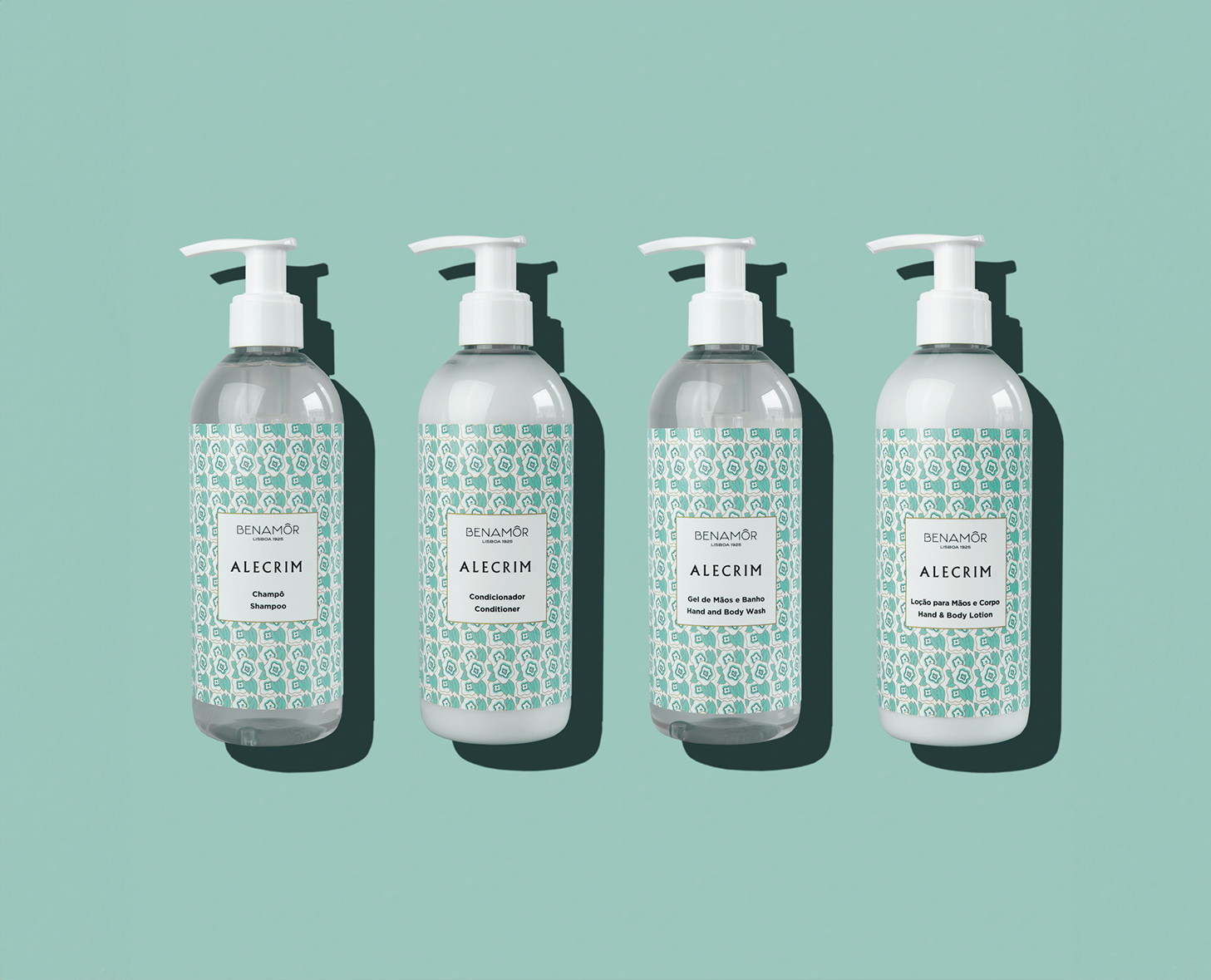 Quatro frascos de produtos para o cuidado do cabelo — champô, condicionador, máscara capilar e creme sem enxágue — expostos contra um fundo sólido em tom azul-petróleo claro. Cada frasco apresenta um rótulo estampado em tons de azul-petróleo e branco.