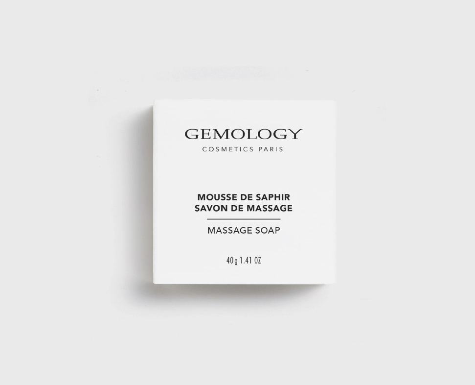 Eine weiße Schachtel mitGemology, beschriftet mit „Mousse de Saphir“ und einem Gewicht von 40 g (1,41 oz). Das Design ist minimalistisch mit schwarzem Text auf weißem Hintergrund.