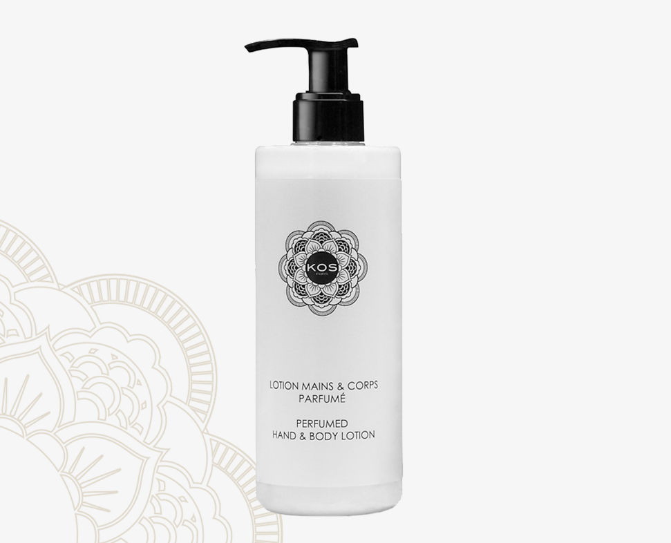 Um frasco branco de loção perfumada para as mãos e o corpo com uma bomba preta, com um design decorativo do logótipo. O fundo é branco liso com um padrão decorativo subtil.