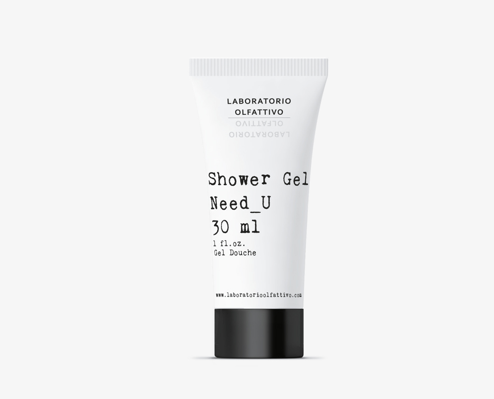 Un tubetto da 30 ml di bagnoschiuma con l'etichetta "Need_U" di Laboratorio Olfattivo, caratterizzato da un design minimalista con testo nero su sfondo bianco.