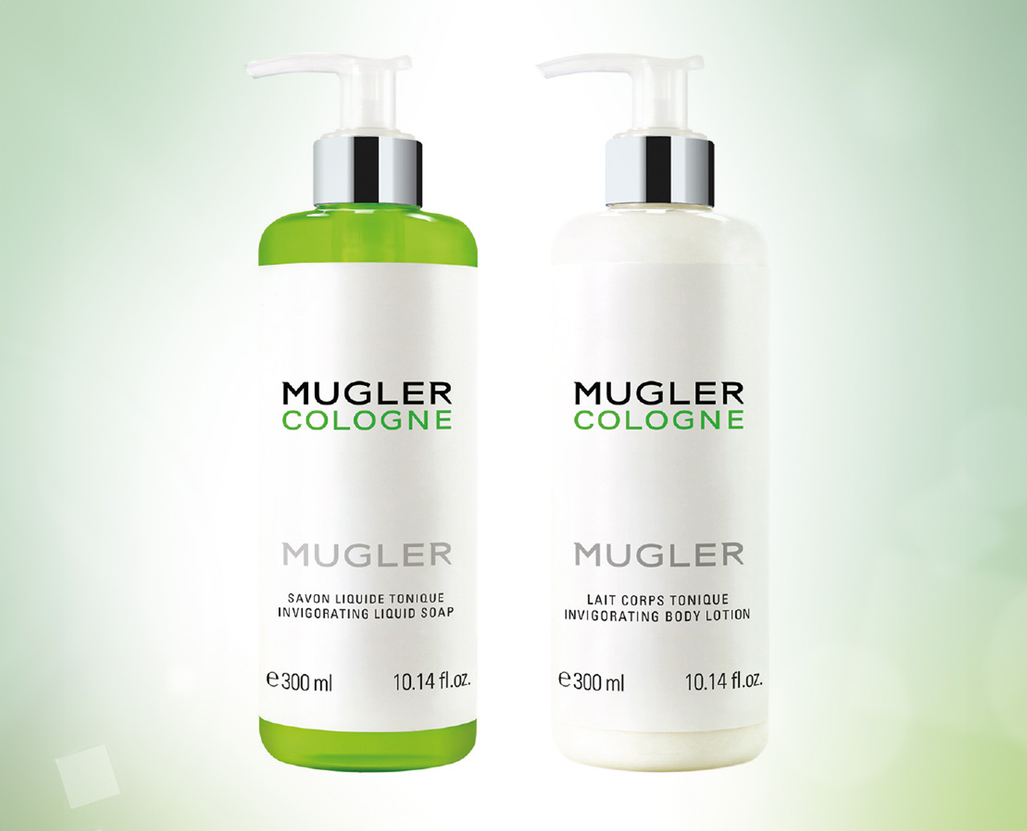"Mugler " etiketli, 300 ml'lik iki şişe Mugler ürünü: biri yeşil sıvı sabun, diğeri beyaz vücut losyonu.