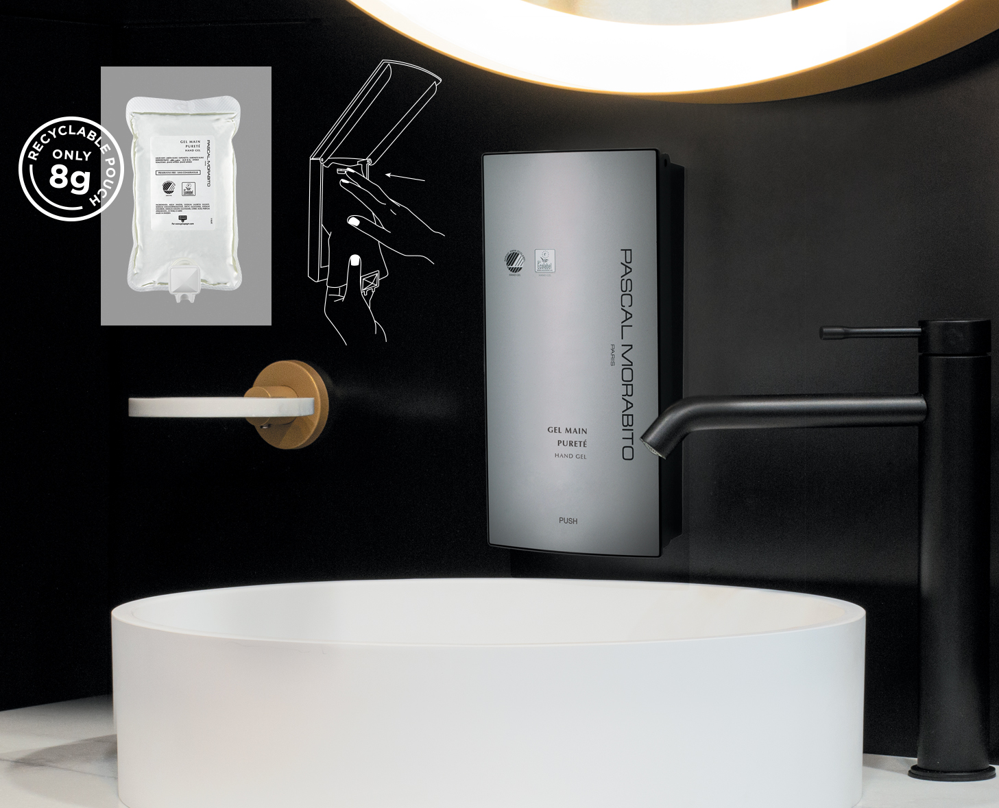 Ein eleganter, moderner Wandspender für Handgel befindet sich neben einem weißen Waschbecken und zeichnet sich durch ein minimalistisches Design mit einem schwarzen Wasserhahn und einem Recycling-Symbol aus, das darauf hinweist, dass er 8 Gramm recycelbares Material enthält. Eine grafische Anleitung veranschaulicht die Verwendung des Spenders.