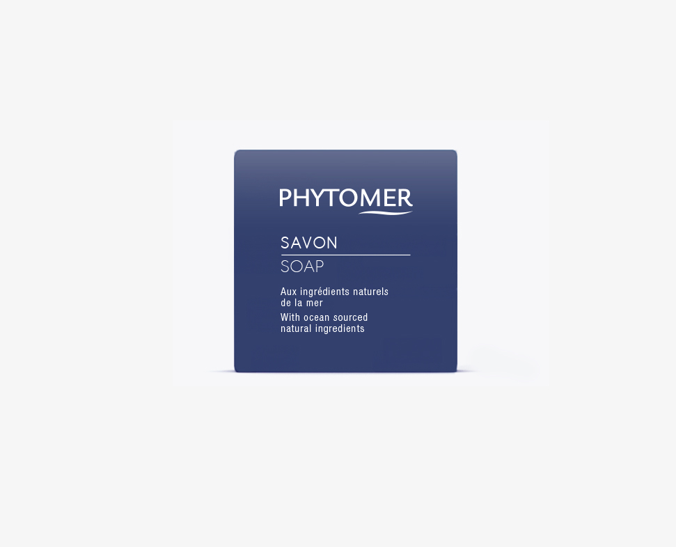 Een blauwe doos met Phytomer , met de merknaam prominent op de voorkant, samen met de tekst 'Savon' en een beschrijving van de natuurlijke ingrediënten uit de zee.