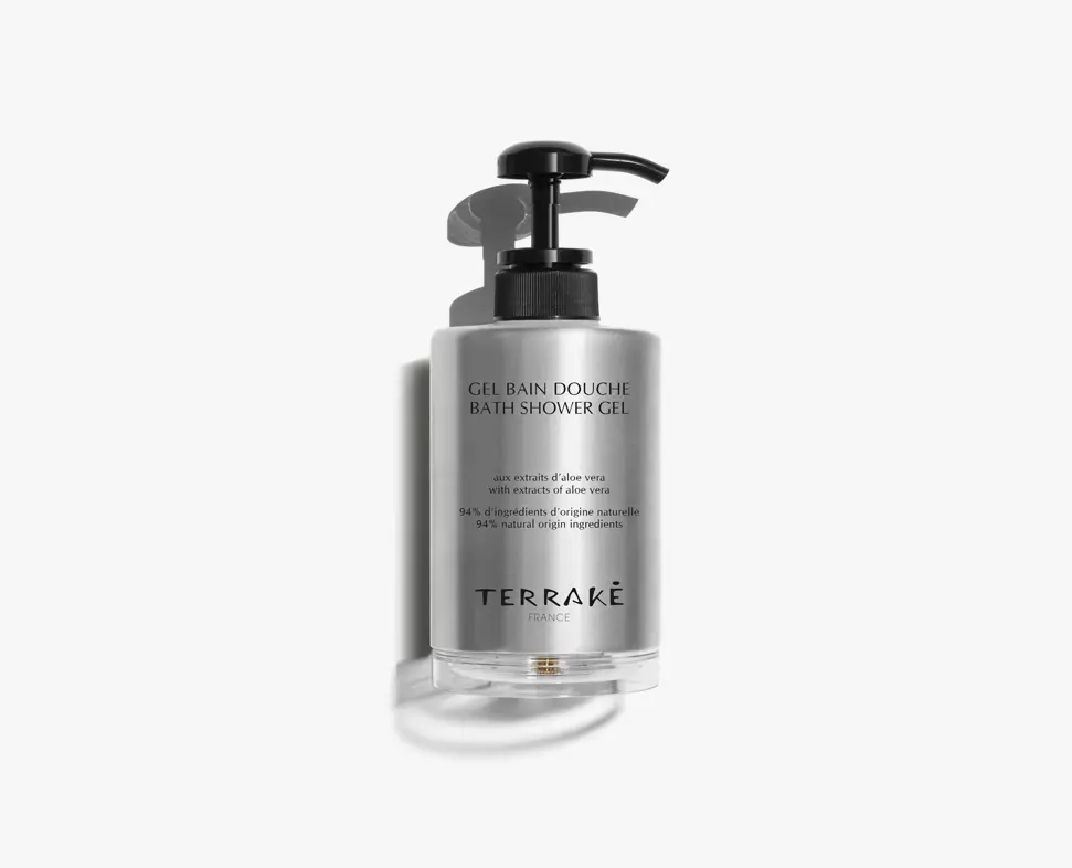 Flacone trasparente di gel doccia e bagno con erogatore a pompa, etichettato con il marchio "Terraké" e ingredienti tra cui l'aloe vera. Il flacone ha un design elegante e minimalista.