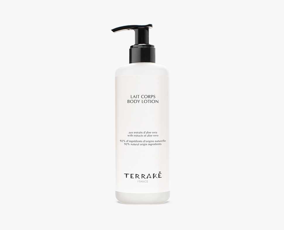 Una bottiglia di Terrake Corps Body Lotion con erogatore a pompa, caratterizzata da un packaging minimalista e informazioni sull'aloe vera e sugli ingredienti naturali.