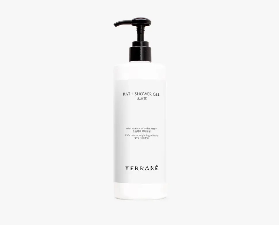 Flacone bianco di gel doccia con pompa nera, etichettato con la scritta "TERRAKE" e con testo in inglese e cinese.