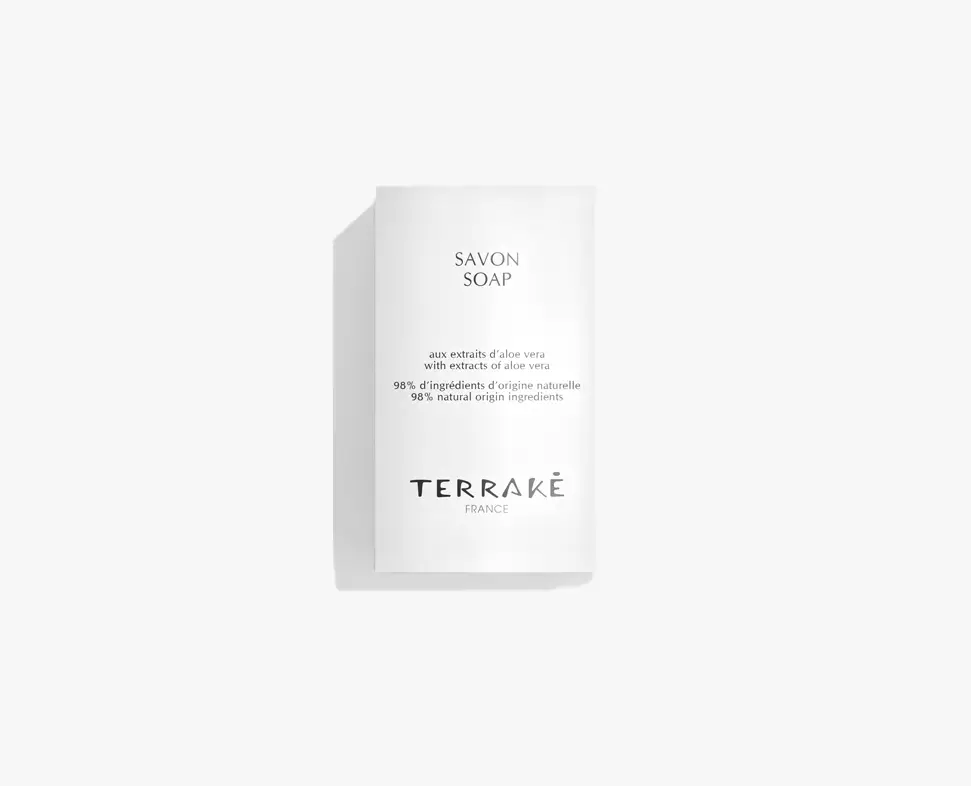 Confezione di sapone bianco con la scritta "SAVON SOAP" e "TERRAKÉ FRANCE", dal design minimalista e con l'indicazione che il 95% degli ingredienti è di origine naturale.