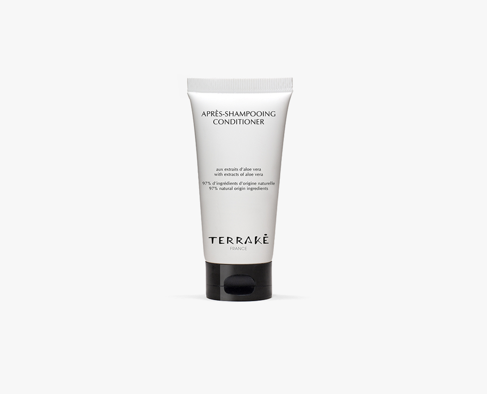 Un tubetto di balsamo TERRAKE dal design minimalista, con una scritta che indica che è realizzato con aloe vera e composto per il 97% da ingredienti naturali.