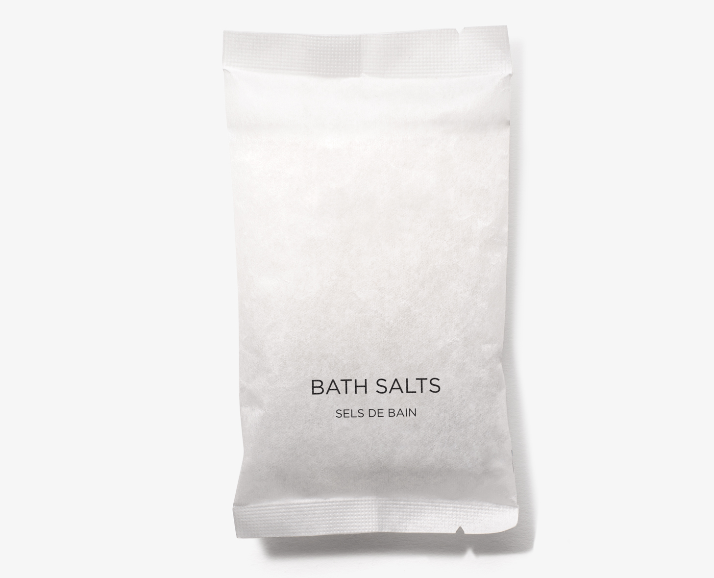 Eine weiße, versiegelte Verpackung mit der Aufschrift „BATH SALTS” in fetter Schrift. Die Verpackung hat ein minimalistisches Design mit einer klaren Ästhetik.