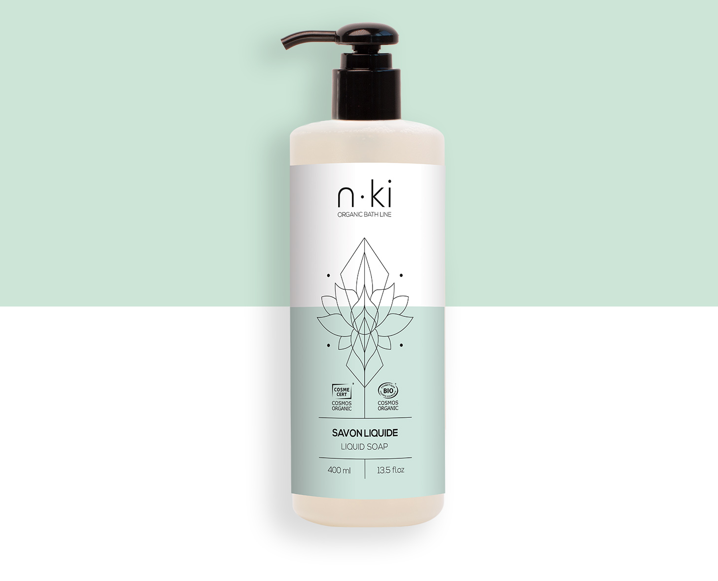 Eine Flasche n·ki Bio-Flüssigseife mit Pumpe, minimalistischem Design und grün-weißer Farbgebung. Auf der Flasche sind der Produktname und das Volumen angegeben.