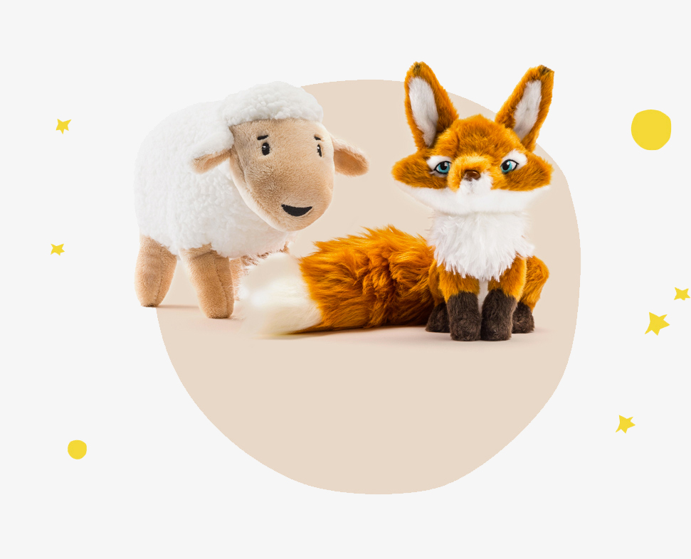 Ein Plüschschaf und ein Plüschfuchs stehen nebeneinander vor einem hellen Hintergrund mit gelben Kreis- und Sternakzenten. Das Schaf hat einen freundlichen Gesichtsausdruck, während der Fuchs einen buschigen Schwanz und einen verschmitzten Blick hat.
