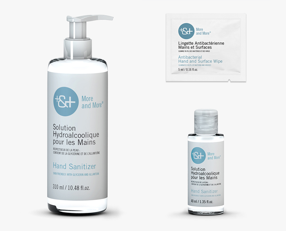 Drei Handdesinfektionsmittel: eine große Pumpflasche mit der Aufschrift „Hand Sanitizer“, eine kleine Flasche mit derselben Aufschrift und eine Packung antibakterielle Tücher.