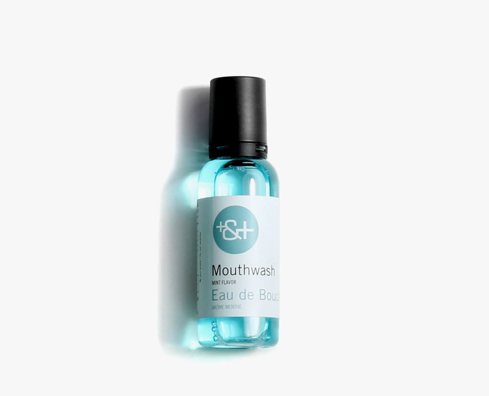Eine blaue Mundwasserflasche mit schwarzem Verschluss, beschriftet mit „Mouthwash“ (Mundwasser) und einer Beschreibung des Minzgeschmacks. Der Hintergrund ist einfarbig weiß.