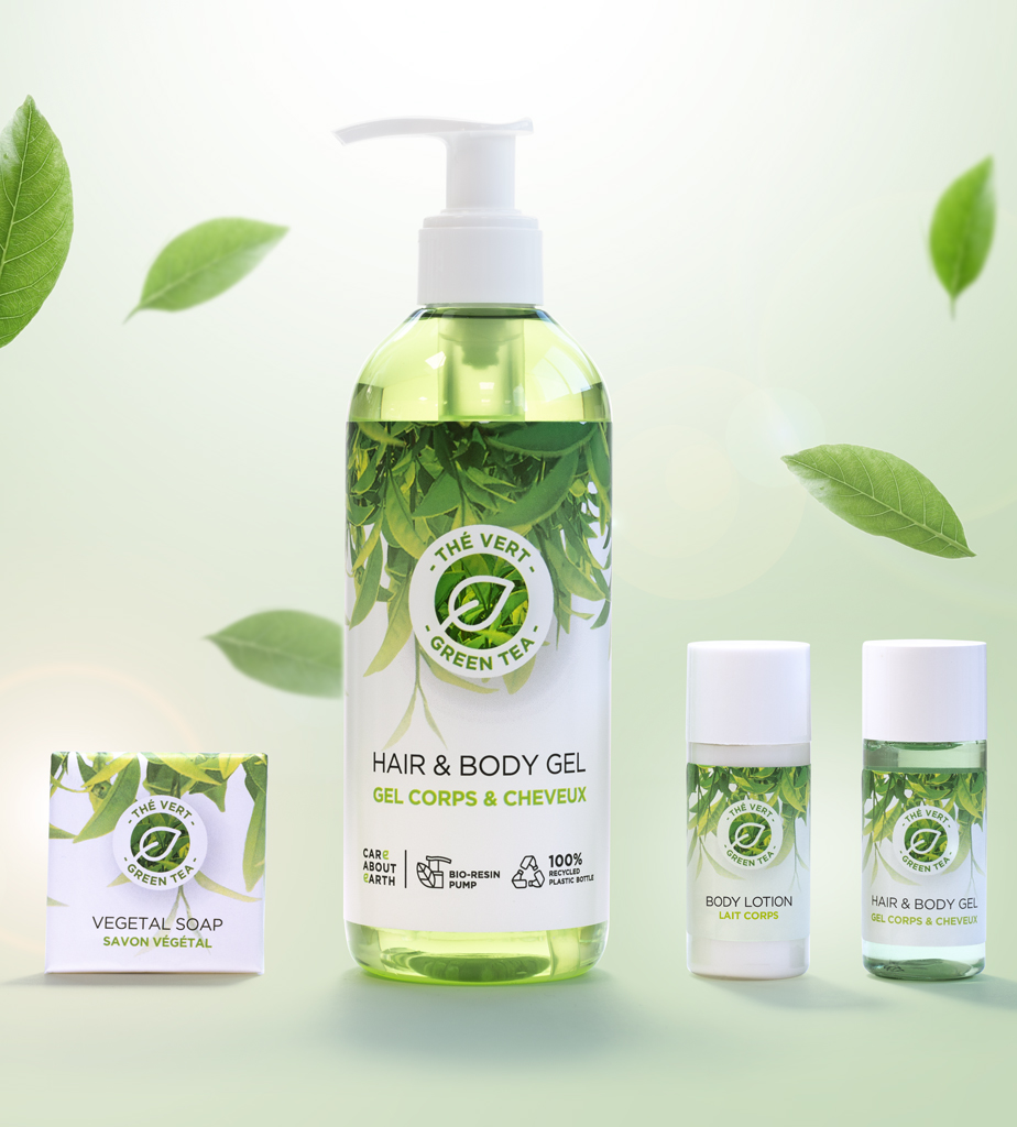 Uma coleção de produtos de higiene pessoal com tema de chá verde, incluindo um gel para cabelo e corpo, loção corporal e sabonete vegetal, todos com desenhos de folhas verdes.