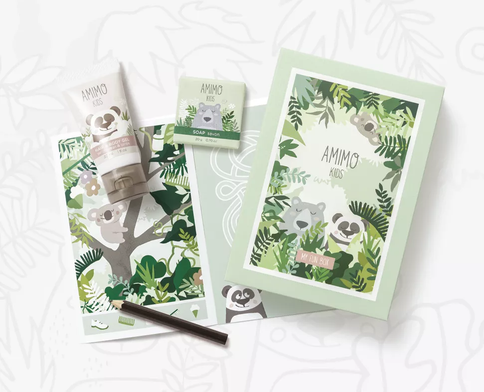 Una collezione di prodotti per il bagno e la cura della pelle dei bambini, composta da un tubetto di crema, una piccola scatola di sapone e un foglio di carta decorata, tutti decorati con allegre illustrazioni di animali e foglie tropicali nei toni del verde.