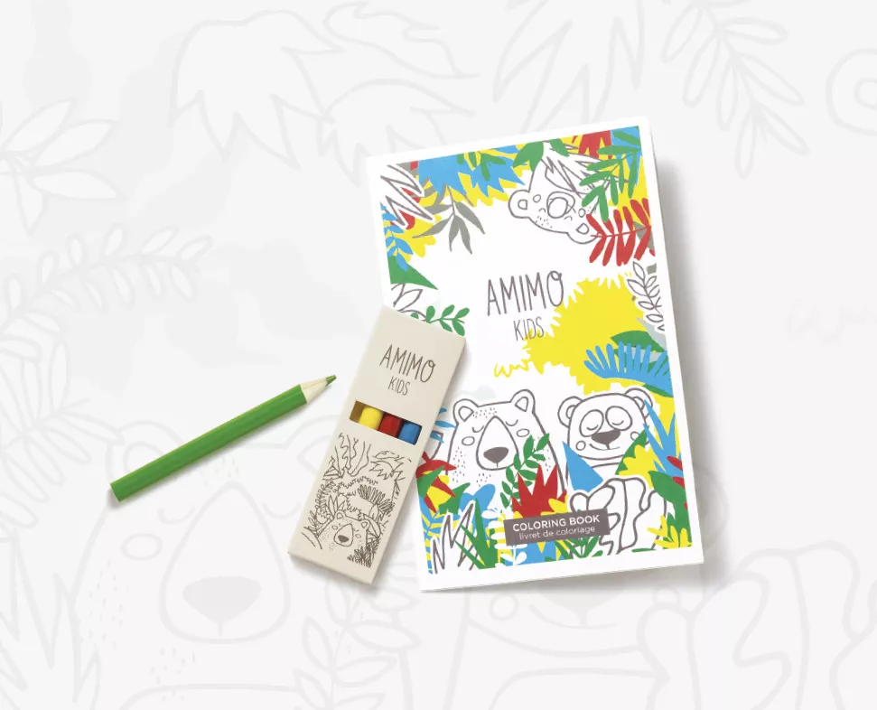 Un libro da colorare per bambini intitolato "ANIMMO KIDS" con illustrazioni colorate di animali, accompagnato da un set di matite colorate, con uno sfondo leggero a tema animale.