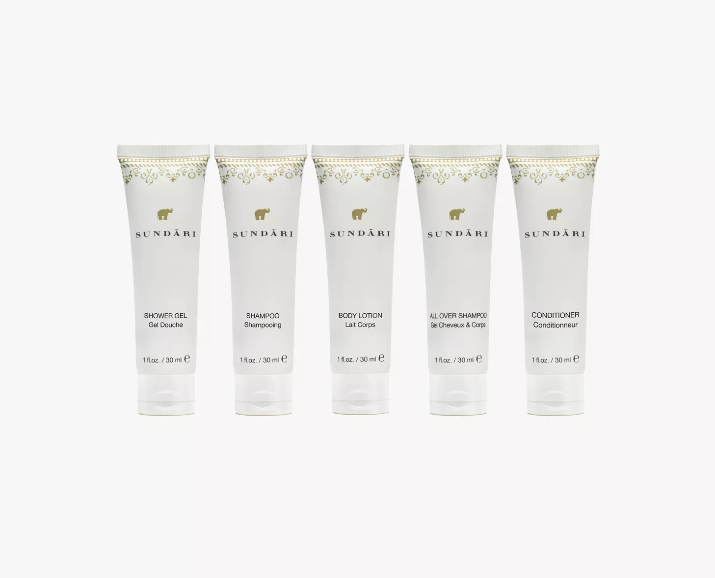 Cinco tubos de tamanho viagem de produtos de higiene pessoal Sundāri, incluindo gel de banho, champô, loção corporal, champô para todo o corpo e condicionador, dispostos em fila. Cada tubo está etiquetado e apresenta um design decorativo.