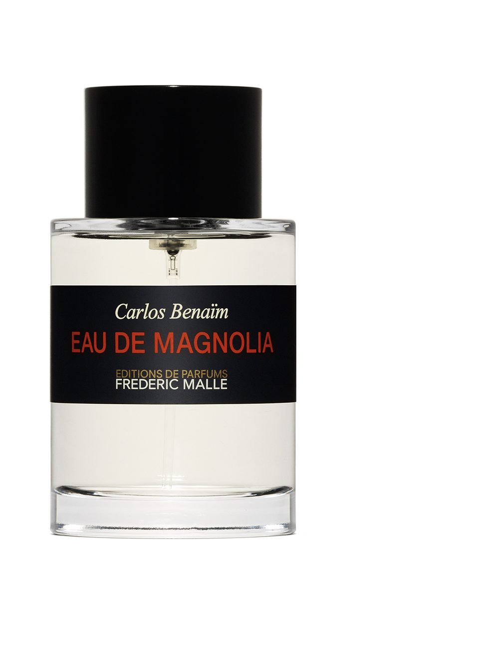 Eine durchsichtige Parfümflasche mit der Aufschrift „Eau de Magnolia” von Carlos Benaim, mit schwarzem Verschluss und minimalistischem Design. Die Flasche steht vor einem einfarbigen Hintergrund.