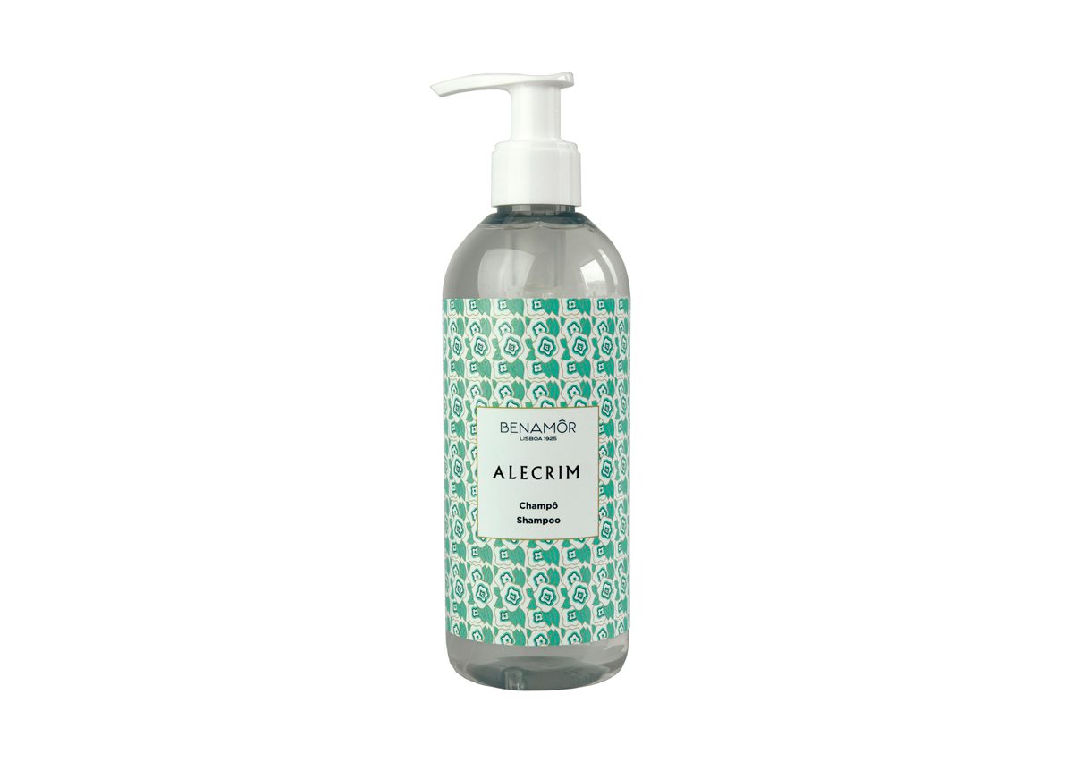 Um frasco transparente de champô Alecrim com um rótulo decorativo com padrão verde e branco e um dispensador com bomba na parte superior.