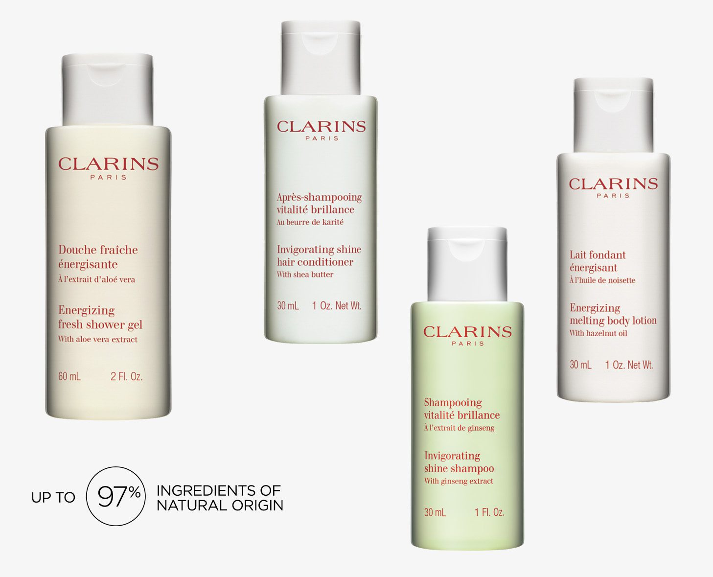 Vier Körperpflegeprodukte Clarins werden präsentiert: ein belebendes, frisches Duschgel, eine glanzverstärkende Spülung, ein belebendes Glanzshampoo und eine zart schmelzende Körperlotion, jeweils in eleganten Flaschen mit minimalistischem Design. Die Etiketten heben die natürlichen Inhaltsstoffe und deren Verwendung hervor.