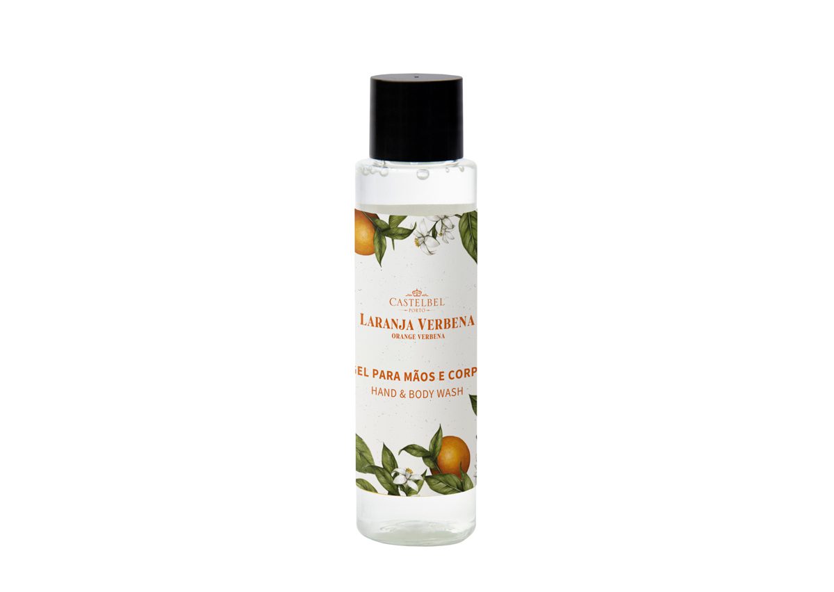 Una bottiglia trasparente di detergente per mani e corpo con l'etichetta "Laranja Verbena", caratterizzata da un disegno di arance e piante. La bottiglia ha un tappo nero.