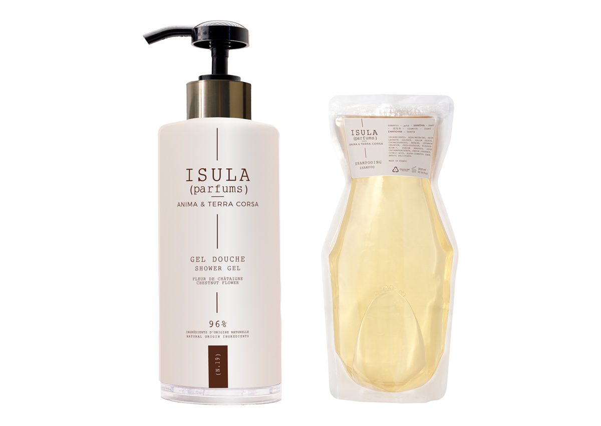 Una bottiglia di gel Isula con erogatore a pompa e una ricarica abbinata accanto. Entrambi gli articoli presentano un design minimalista con una combinazione di colori bianco e beige.