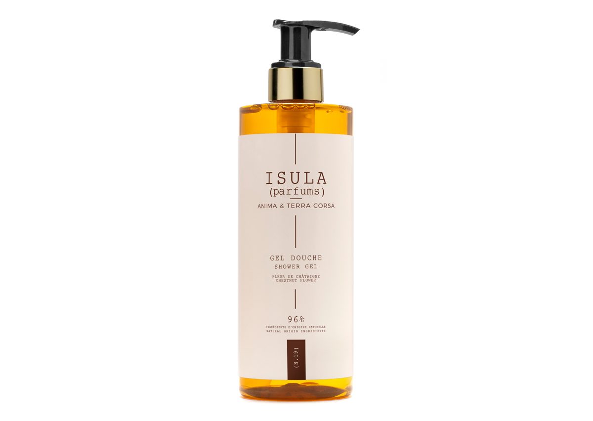 Flacone trasparente di gel ISULA con pompa nera, caratterizzato da un'etichetta minimalista in bianco e beige con la scritta "ISULA parfums) ANIMA &amp; TERRA CORSO" e "Gel Douche Shower Gel". Il liquido all'interno è di colore ambrato.