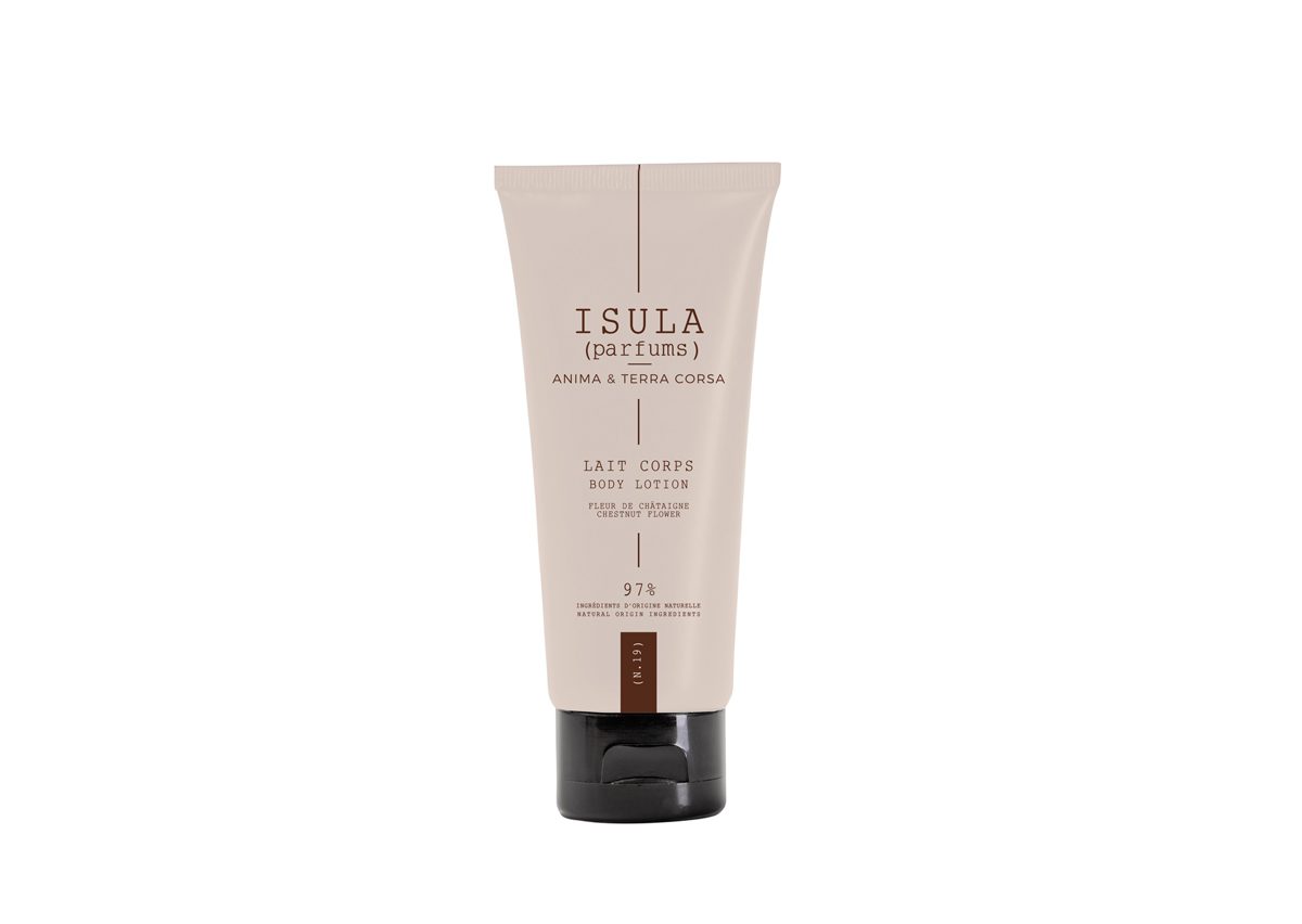 Un tubetto di lozione per il corpo Isula parfums) Lait Corps, caratterizzato da un design minimalista in tonalità neutre con accenti neri. Il prodotto è etichettato con il nome del marchio e la descrizione ben visibili.