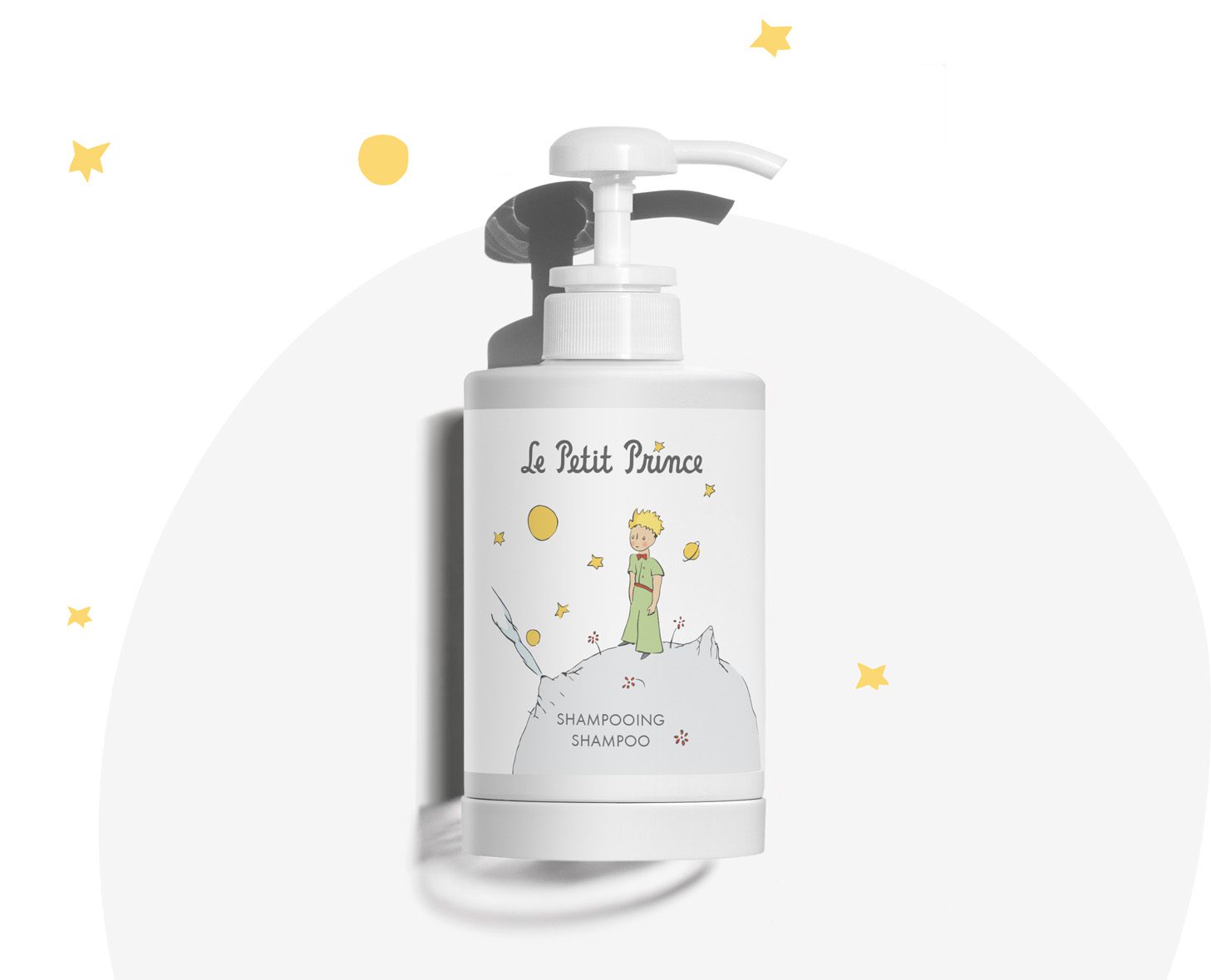 Eine Flasche Shampoo mit einer verspielten Illustration, inspiriert vonLe Petit Prince“, mit einem Pumpspender und dekorativen Sternen im Hintergrund.