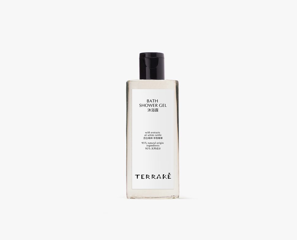 Flacone trasparente di gel doccia con tappo nero ed etichetta minimalista con il nome del marchio "Terraké" e la descrizione del prodotto in inglese e cinese.