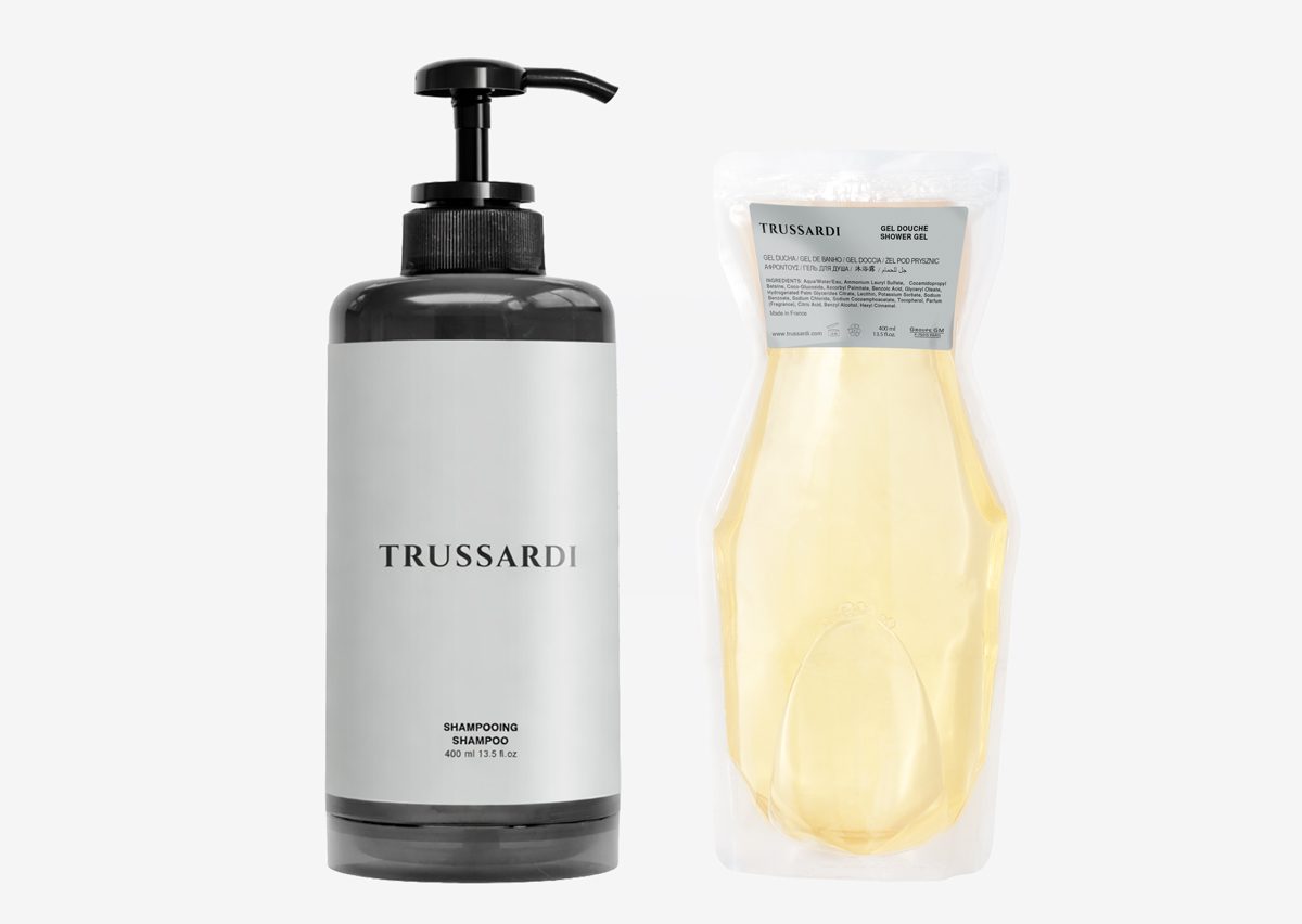 Eine schwarze Flasche Trussardi mit einer Pumpe und einem wiederverschließbaren Beutel mit zusätzlichem Shampoo. Die Flasche hat ein minimalistisches Design, auf dem der Markenname deutlich zu sehen ist.